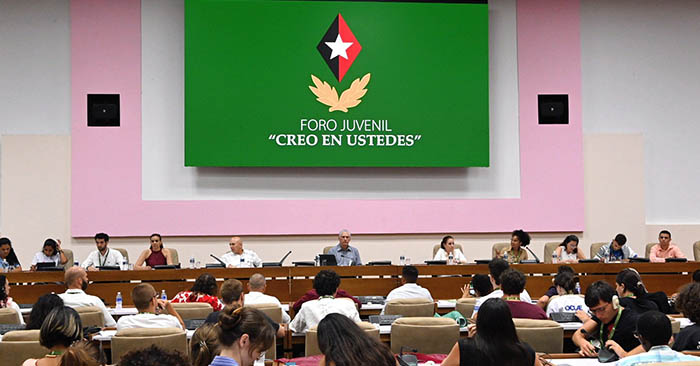 Díaz-Canel a los jóvenes: siéntanse la generación del centenario de Fidel