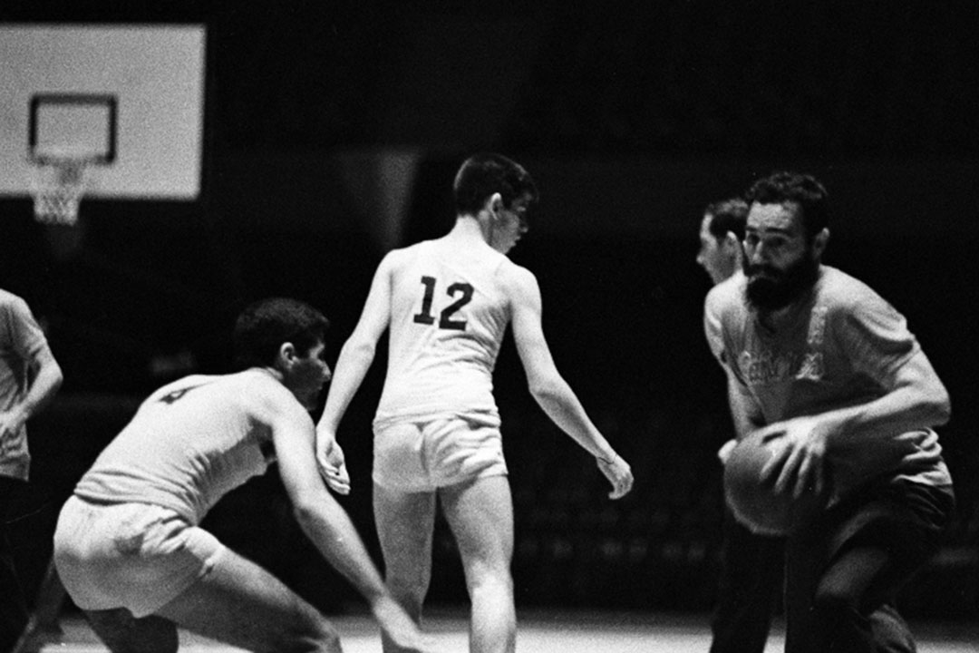 Fidel, de espectador a jugador en un partido de baloncesto