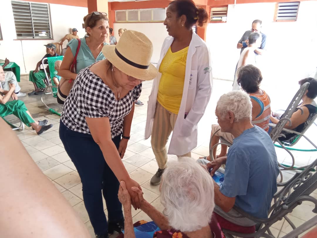 Máximas autoridades de Villa Clara visitan centros sociales en municipio de Santo Domingo