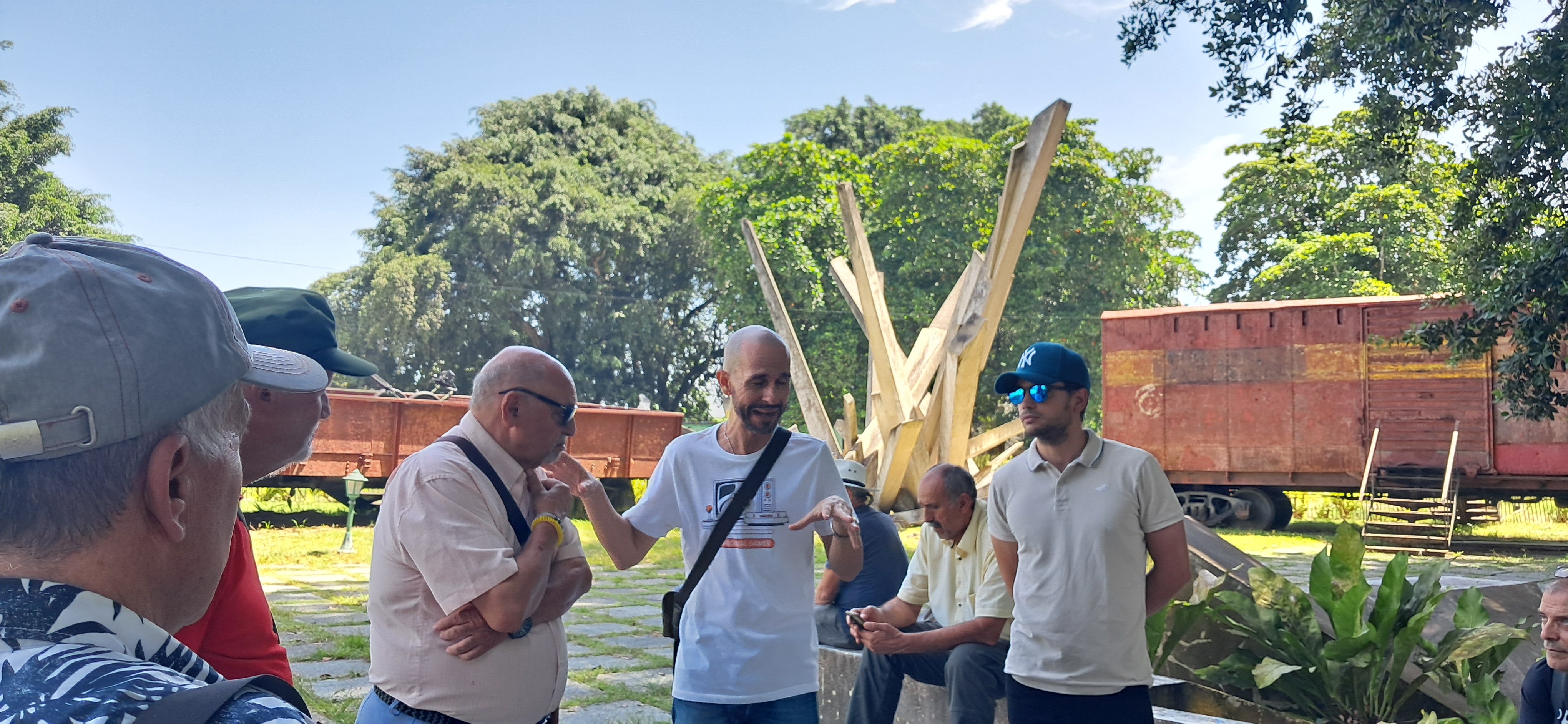 Brigada Moncho Rey,  del Partido Comunista de los pueblos de España recorre sitios vinculados al legado del Che en Santa Clara