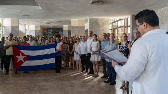 Cuba recibe a los 10 diplomáticos expulsados de República Dominicana y denuncia presión de Washington