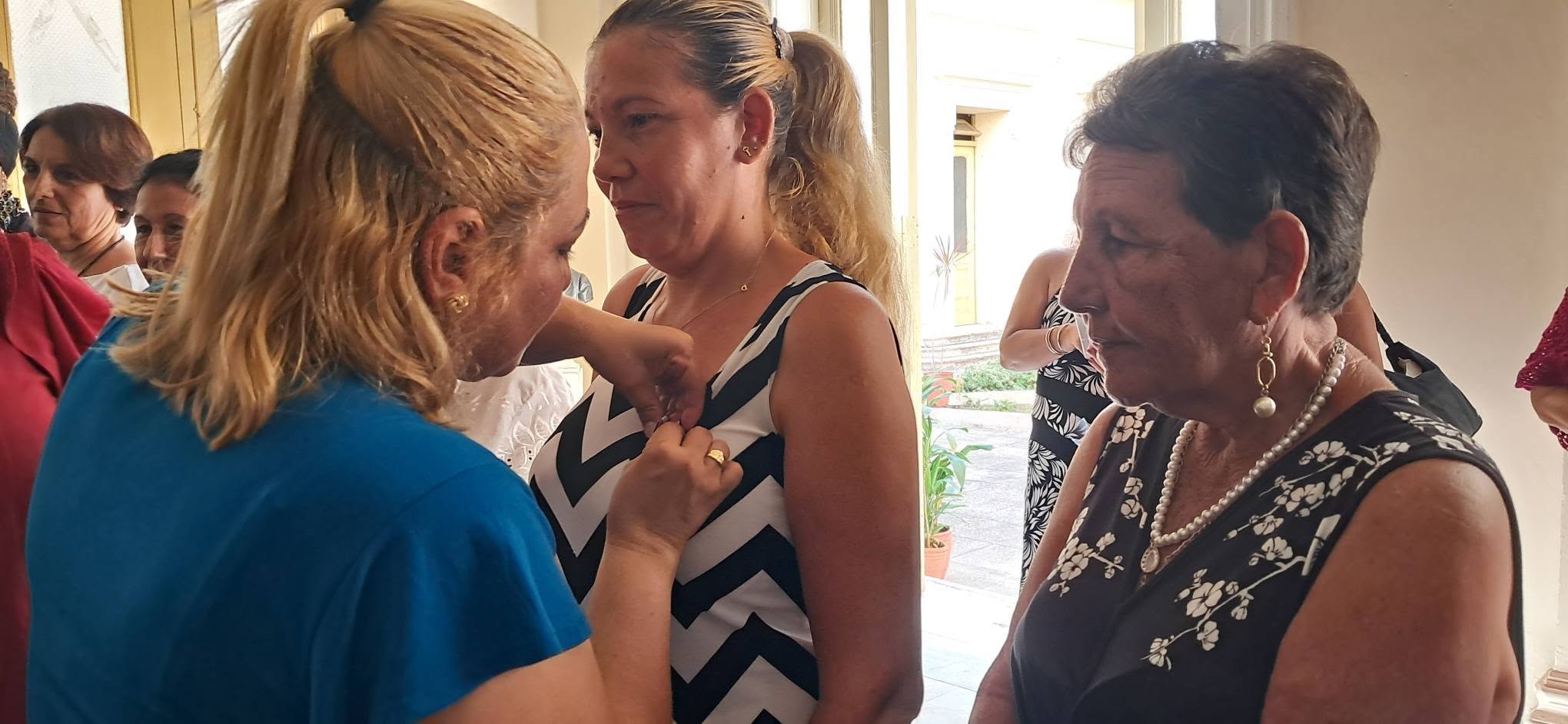 Condecoran a villaclareñas destacadas con la Distinción 23 de agosto