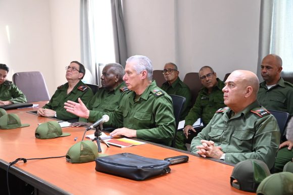 Chequea Díaz-Canel preparación para la defensa en Consejo de Zona Cubanacán, en La Habana