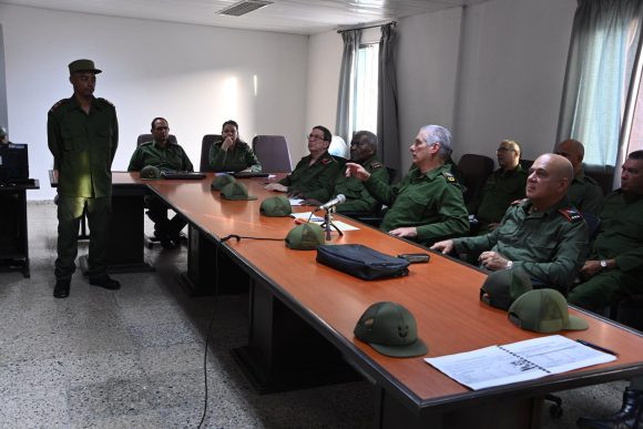 Chequea Díaz-Canel preparación para la defensa en Consejo de Zona Cubanacán, en La Habana
