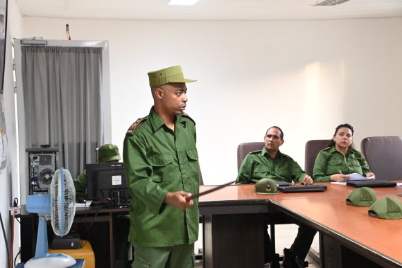 Chequea Díaz-Canel preparación para la defensa en Consejo de Zona Cubanacán, en La Habana