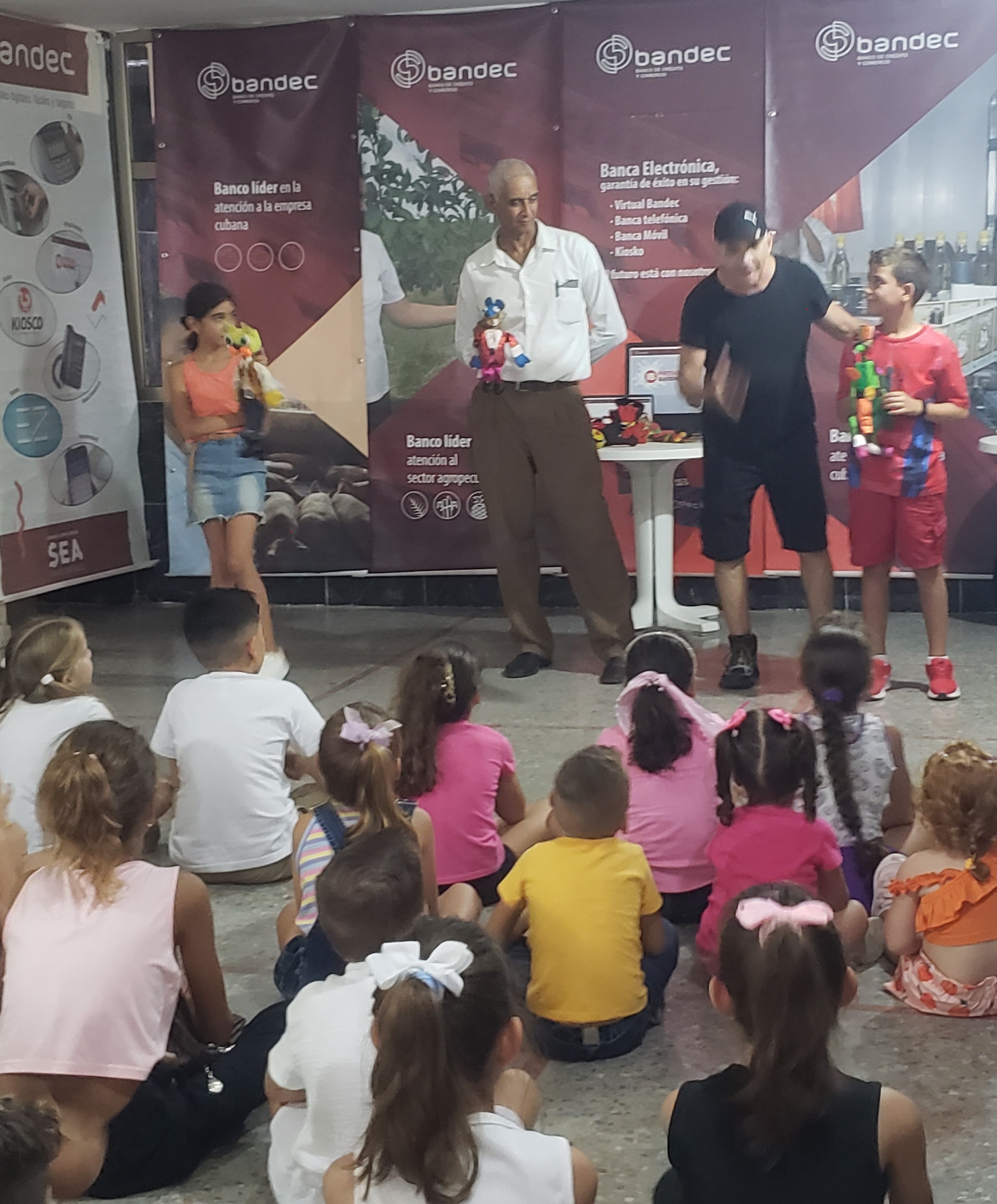 Celebra Bandec actividad final de cierre del verano con niños y padres de la institución