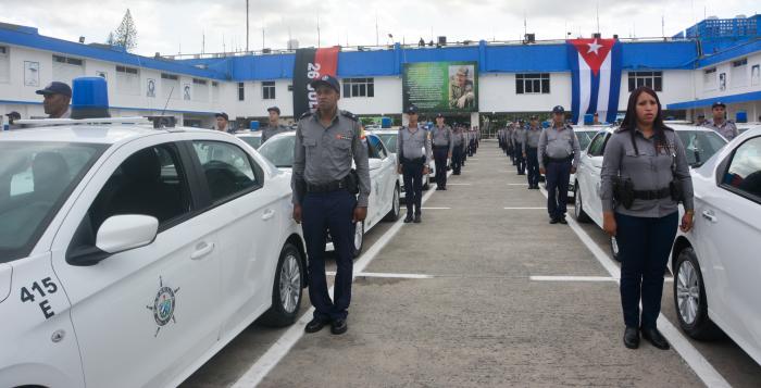 Una policía revolucionaria, como la obra que la vio nacer