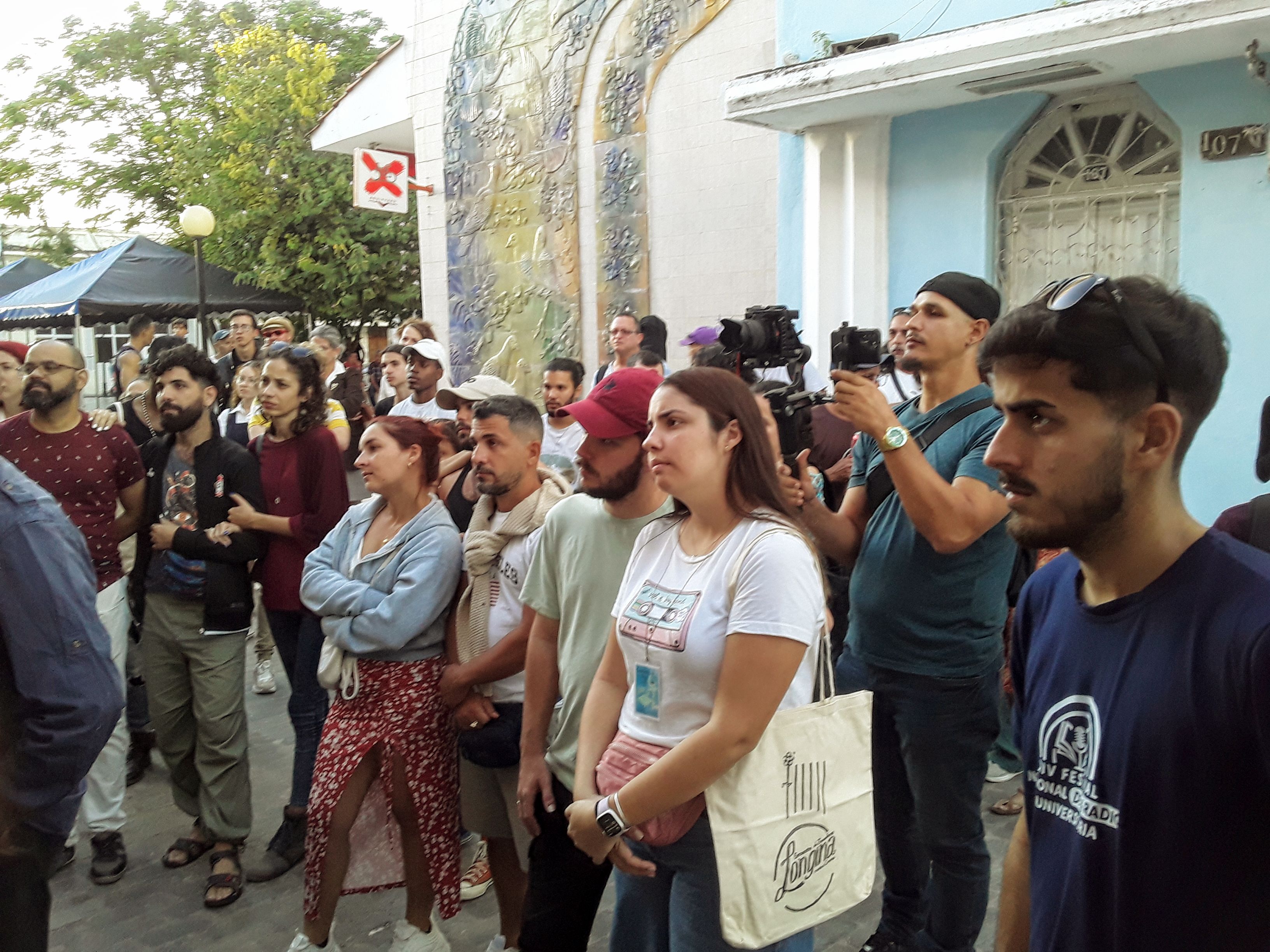 El Longina ya canta a Corona, y a Silvio también