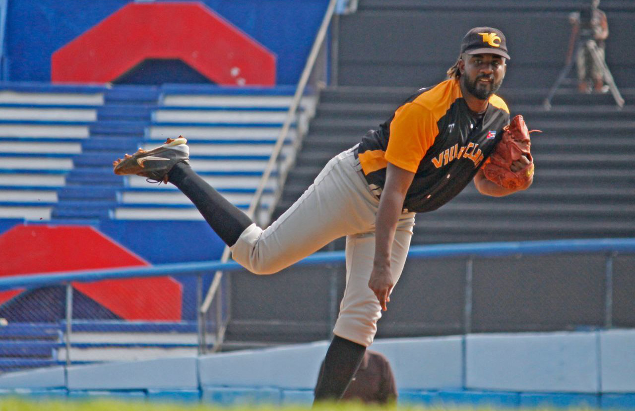 Leopardos mantienen batalla por un cupo a la postemporada 