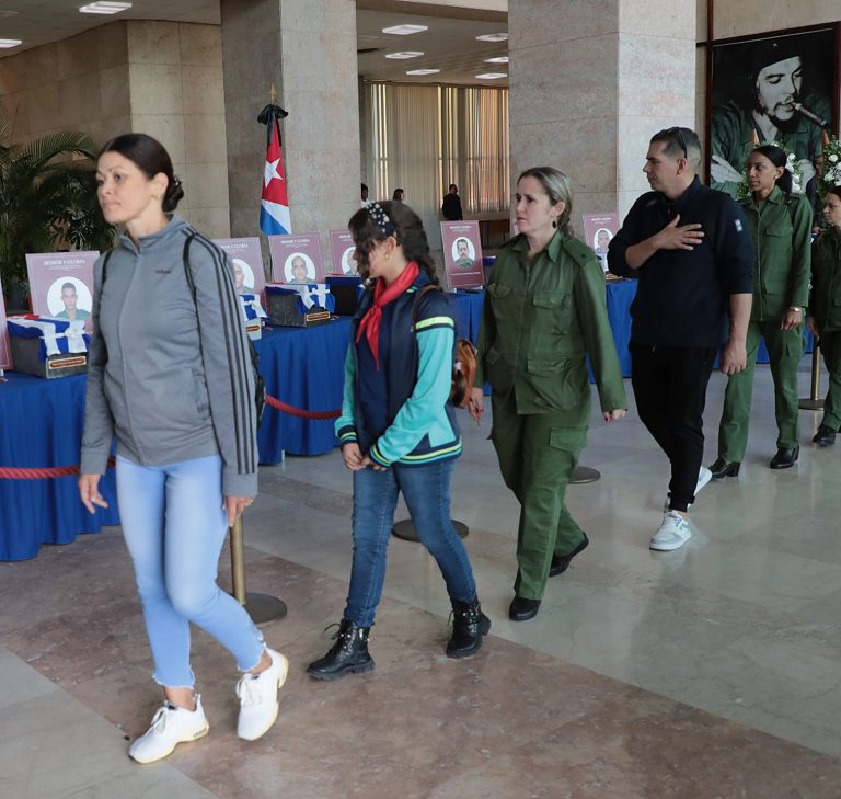 En imágenes: sentido homenaje a los combatientes en sede del MINFAR