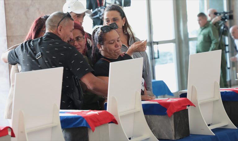 En imágenes: sentido homenaje a los combatientes en sede del MINFAR