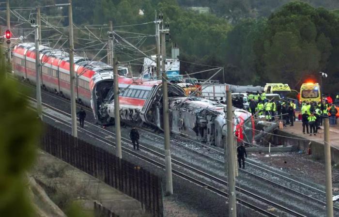 Aumenta el número de fallecidos en el choque de dos trenes en España