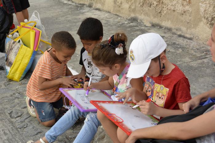 Una fotografía a la realidad de mujeres, niños y adolescentes cubanos