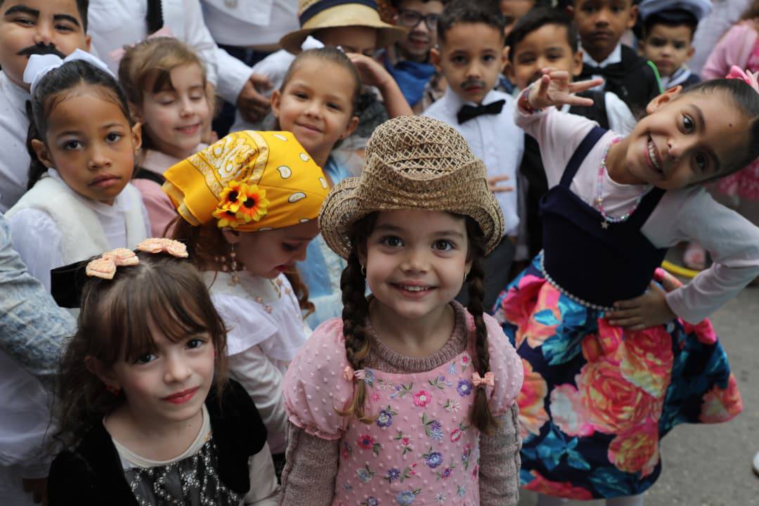 Santa Clara amaneció este 28 de enero llena de colores, con el tradicional desfile martiano, que cada año convoca a estudiantes, trabajadores y familias para rendir homenaje al apóstol de la independencia cubana.