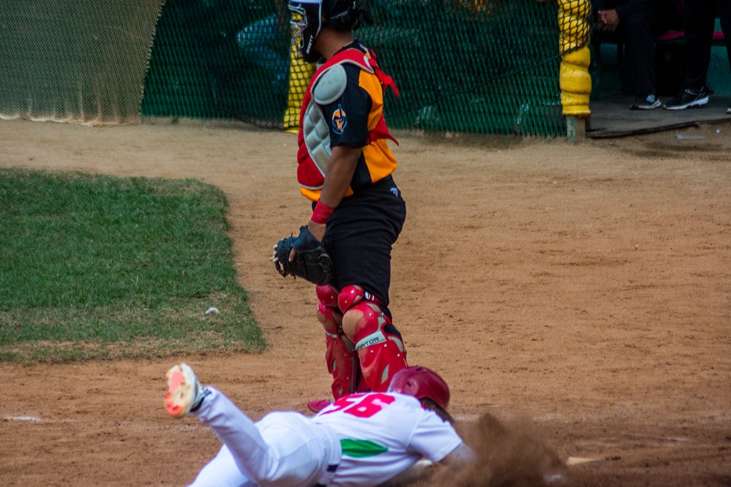 Leñadores vencen a los Azucareros en el último duelo