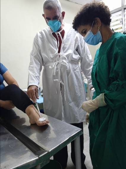 En los policlínicos correspondientes a las seis áreas de salud de Santa Clara, se realizan las curas y se aplica el Dermofural a los pacientes incluidos en el ensayo clínico