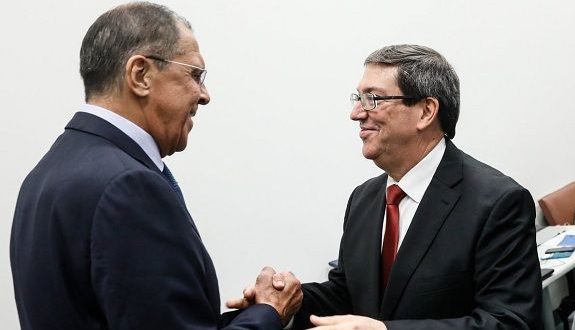 Bruno Rodríguez saluda a Serguéi Lavrov en Nueva York. Foto: Archivo /@CUBAONU.