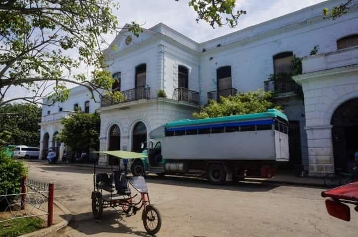 Reordenan en Sagua la Grande transporte de pasajeros ante déficit de combustible