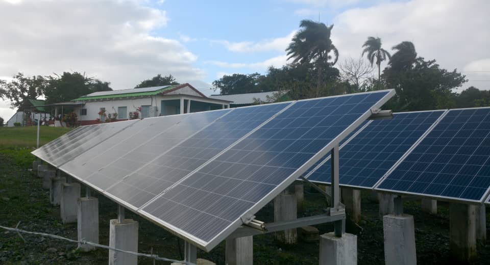 Tabacaleros villaclareños donan 48 estaciones fotovoltaicas para garantizar vitalidad de servicios imprescindibles 