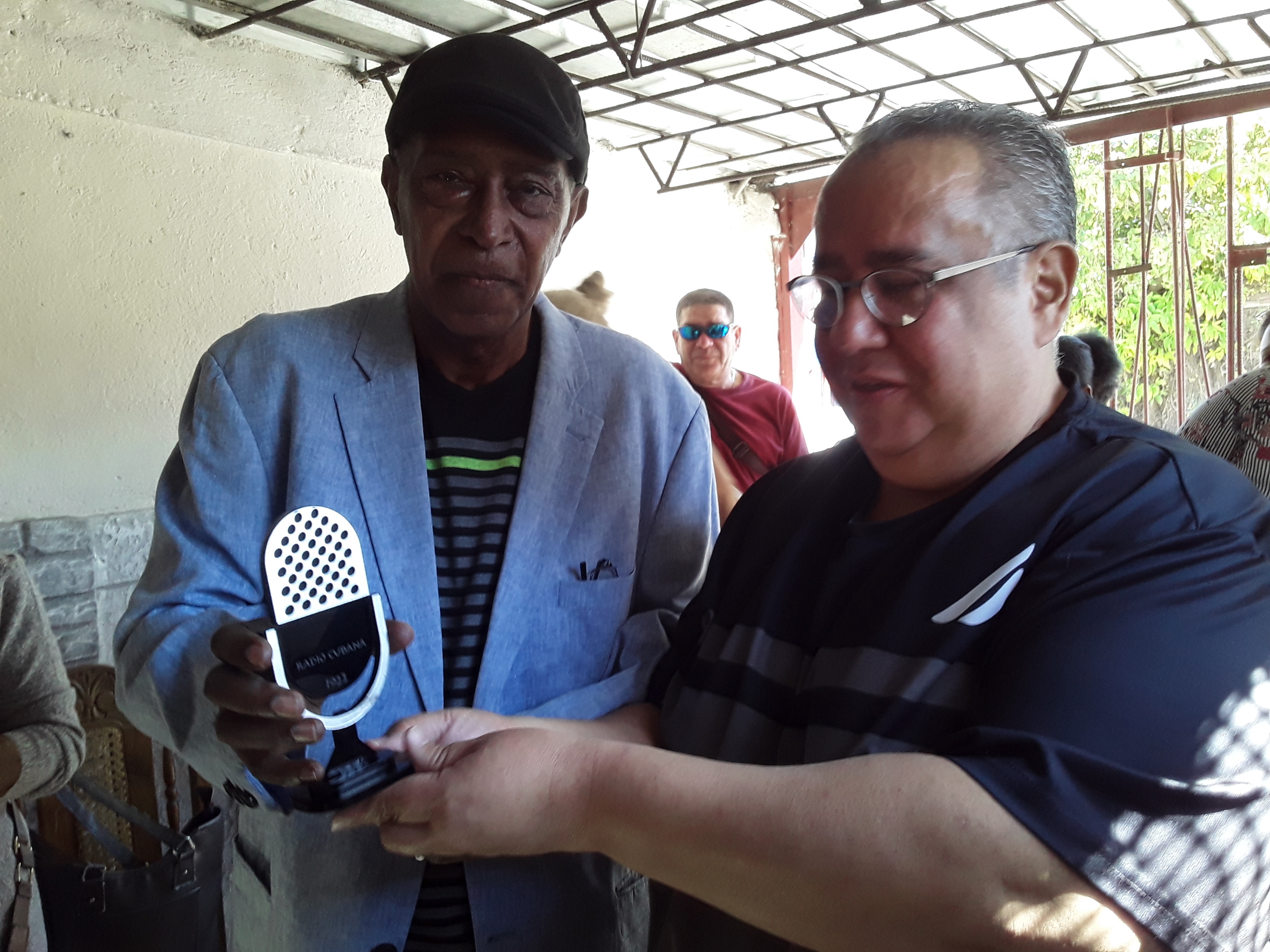 Distinguen a Eloy Montenegro Martínez con el Micrófono de la Radio cubana