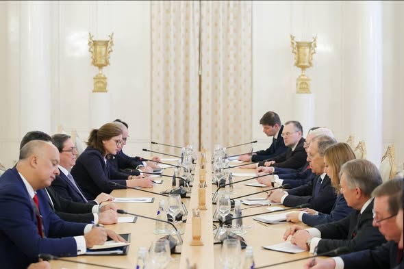 Canciller ruso reitera apoyo a Cuba al recibir a su homólogo cubano