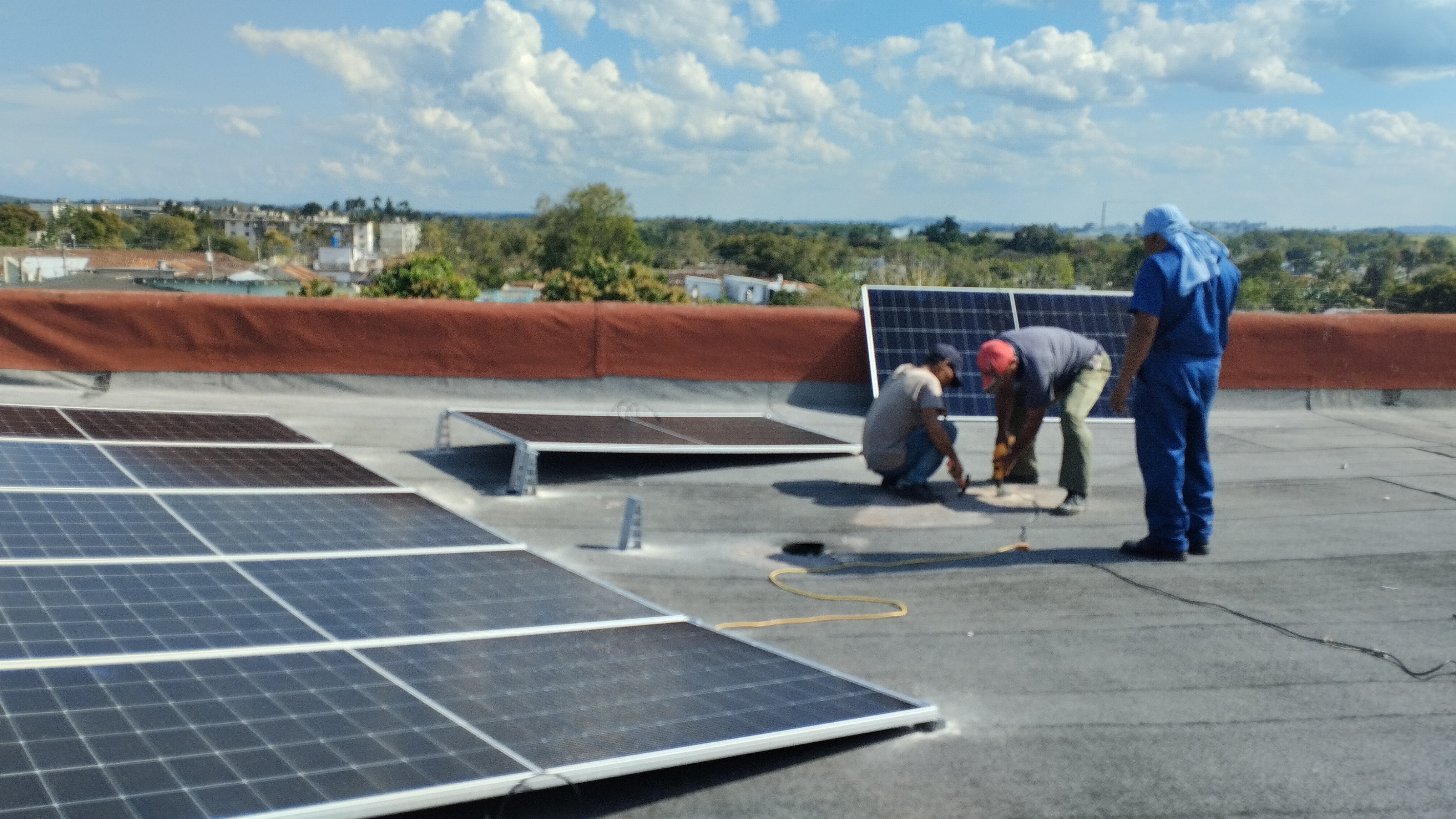 Instalan sistemas fotovoltaicos en policlínicos de Encrucijada