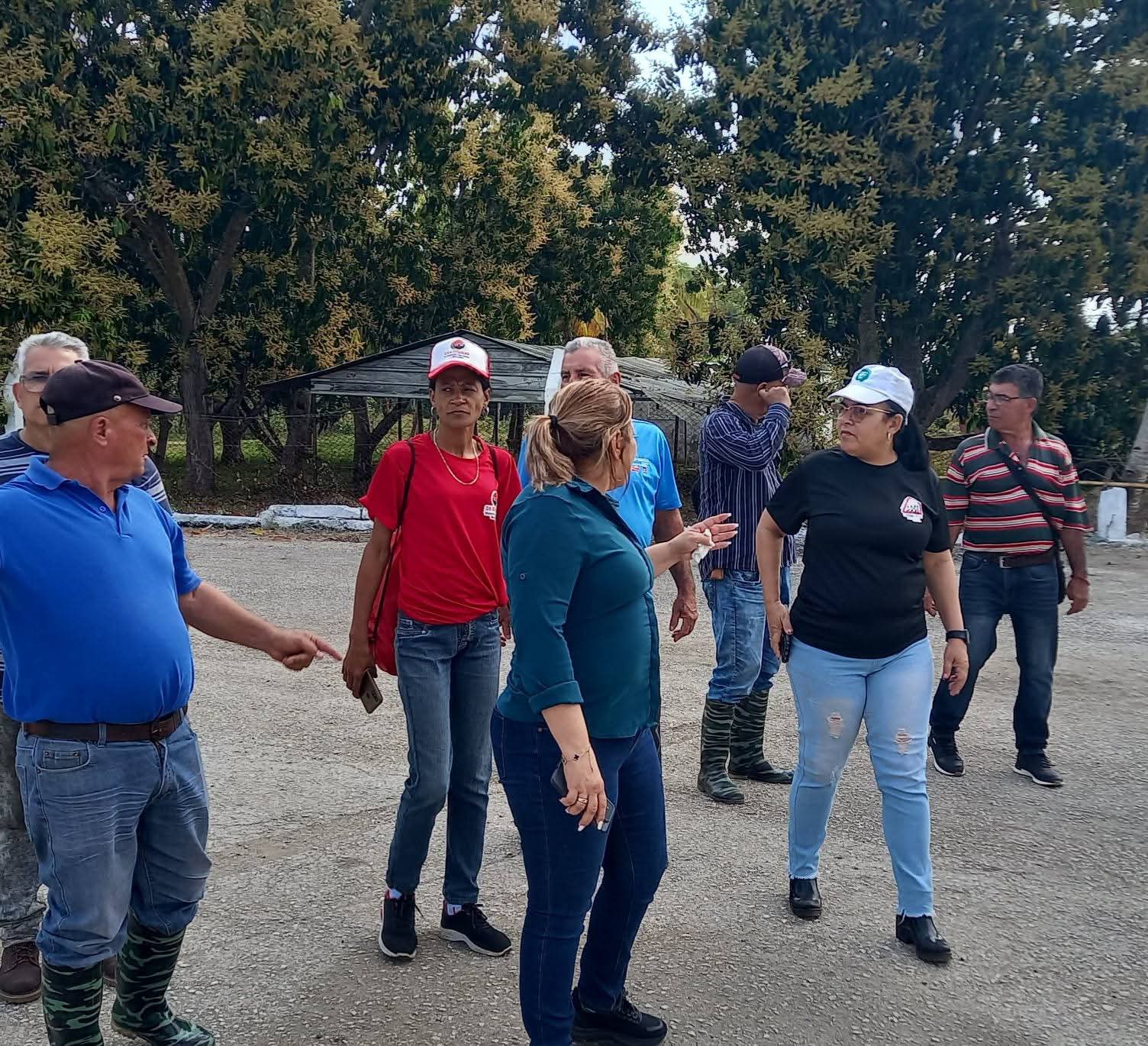 Máximas autoridades de Villa Clara constatan transformación de comunidad "10 de octubre", en Ranchuelo