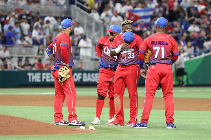  Prosiguen las dificultades antes del primer lanzamiento en el Clásico Mundial. Foto: Roberto Morejón