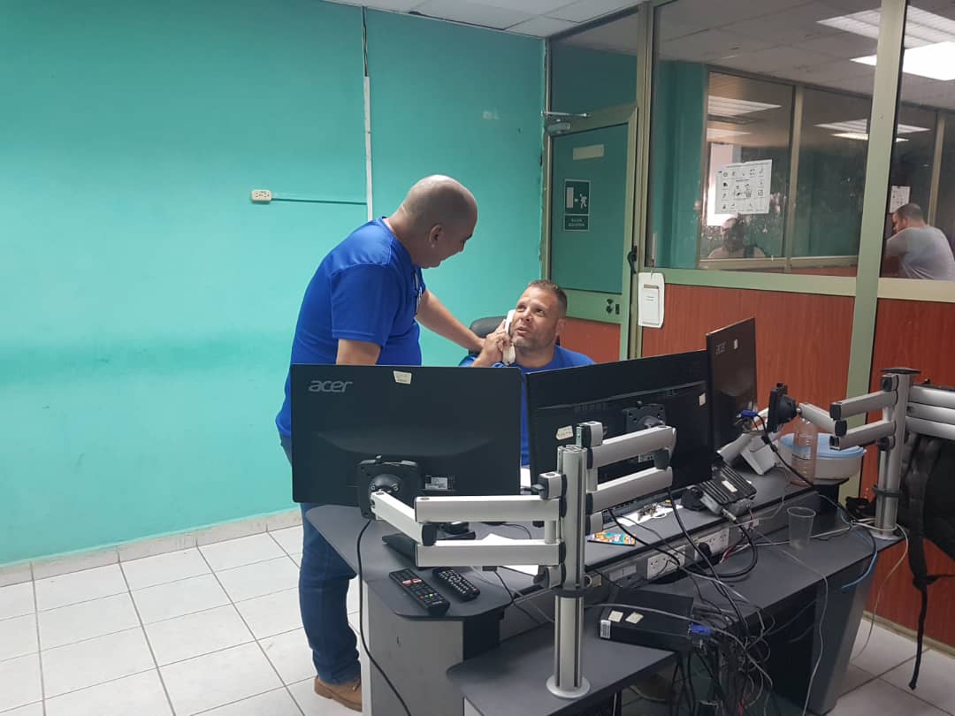  10:40 a. m Villa Clara se mantiene conectada con el Occidente cubano por la línea 220 KV y se siguen haciendo intentos para lograr nuevamente el enlace con Sancti Spíritus. A esta hora están servidos 25 MW, con solo 20 de circuitos con servicio eléctrico en Santa Clara, Manicaragua, Sagua la Grande, Encrucijada y Placetas, los únicos municipios a los cuales se ha podido llegar con energía. Existen 11 grupos electrógenos —tanto de fuel oil como de diésel—, algunos en proceso de arranque. De manera paulatina y regulada, se prevé la incorporación de parte de los 12 parques fotovoltaicos emplazados en la geografía villaclareña