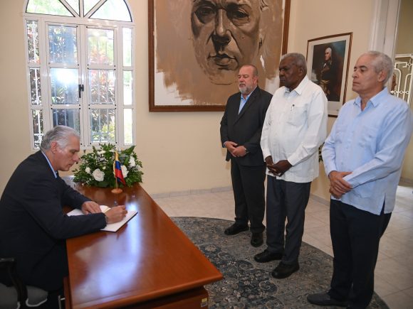 Díaz-Canel subrayó la solidaridad con los familiares y allegados de las víctimas, al tiempo que reafirmó el compromiso de apoyo para enfrentar las consecuencias de este desastre natural. Foto: Estudios Revolución