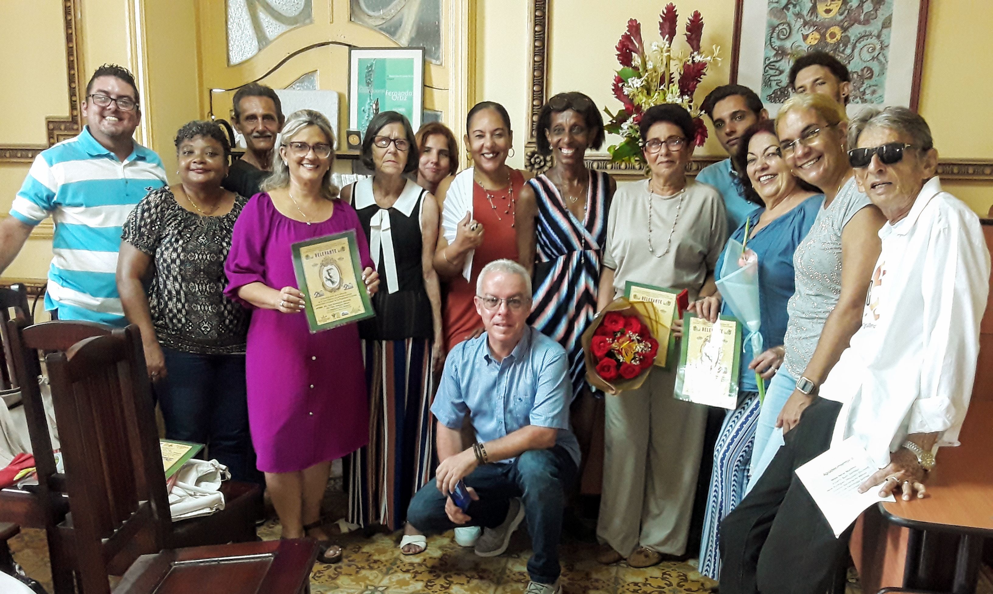 Entregan premios por la innovación cultural