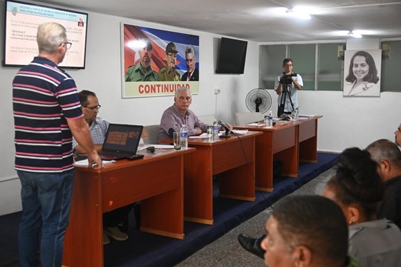 Díaz-Canel urge acelerar soluciones para jubilados y comunidades vulnerables en La Habana