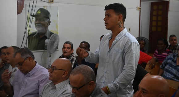 Díaz-Canel urge acelerar soluciones para jubilados y comunidades vulnerables en La Habana