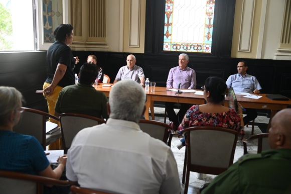 Díaz-Canel urge acelerar soluciones para jubilados y comunidades vulnerables en La Habana
