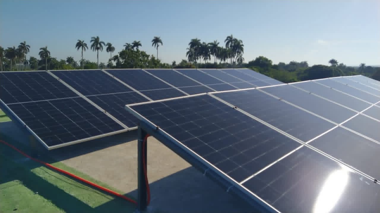 Parte de los paneles solares instalados en unidades de la empresa