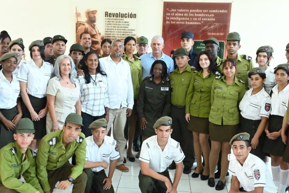 Díaz-Canel en Preuniversitario “Hermanos Martínez Tamayo”: un modelo educativo distinto, innovador y exigente