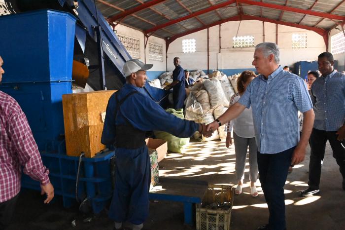 Visita Presidente Díaz-Canel unidades del Grupo Empresarial de Reciclaje en La Habana
