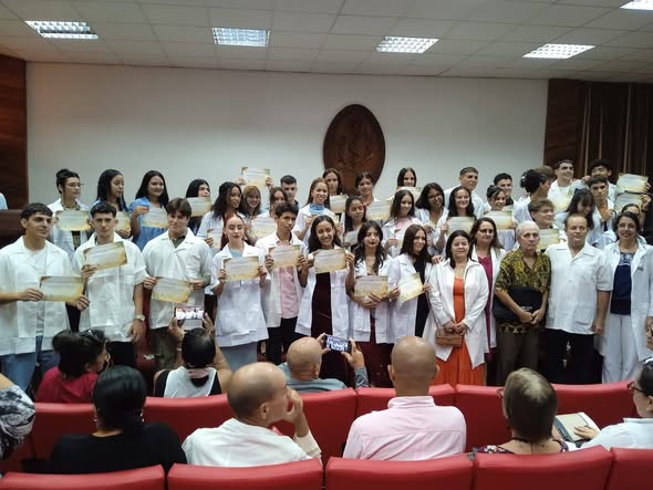 Graduación del primer colegio universitario de Ciencias Médicas en la provincia