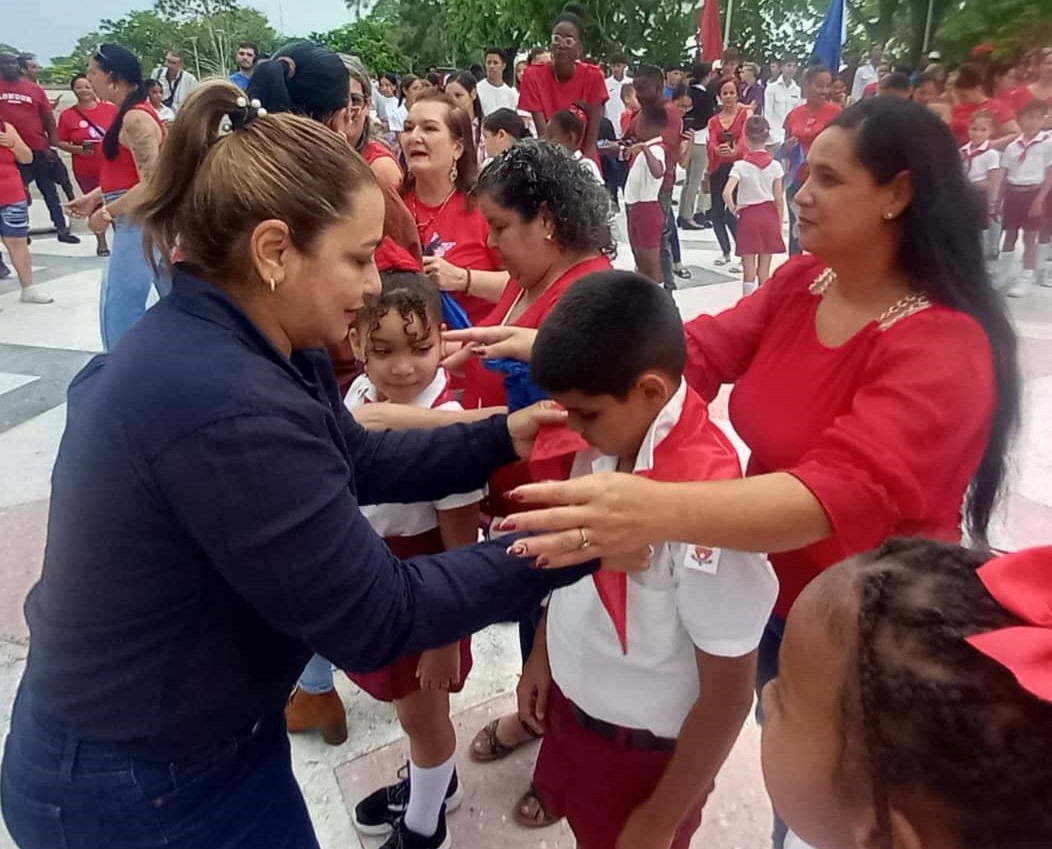 Cambio de atributo pioneril en honor a Maceo y Che en Villa Clara 