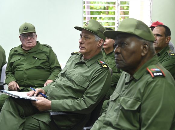 En el contexto de la jornada por el Día Nacional de la Defensa, el Presidente del Consejo de Defensa Nacional, Miguel Díaz-Canel Bermúdez, visitó la Zona de Defensa “Santa Fe” en el municipio capitalino de Playa. El dignatario valoró que ese escenario “se puede tomar de referencia por lo que están haciendo”. Foto: Estudios Revolución