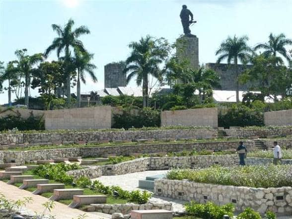 En el centro de la isla «Son los sueños todavía»