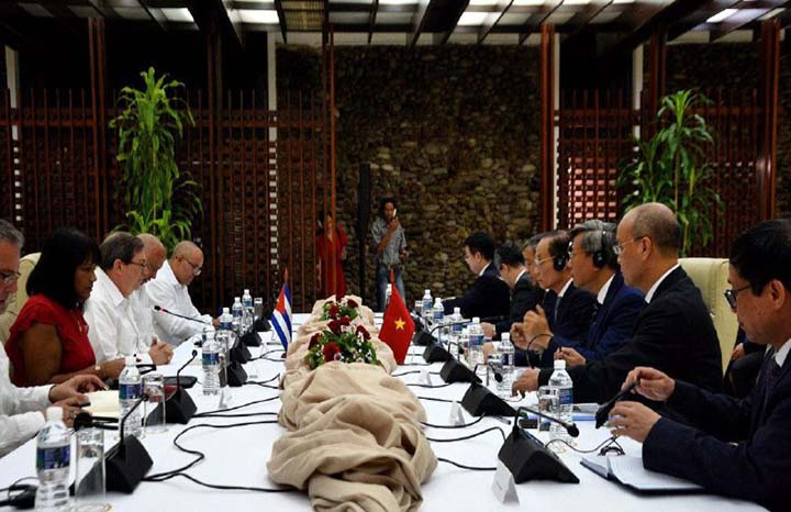 Recibe canciller cubano a homólogo vietnamita de visita en el país