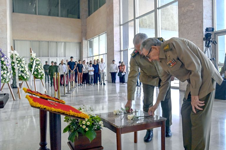 Raúl y Díaz-Canel rindieron el primer homenaje al Comandante de la Revolución Ramiro Valdés Menéndez
