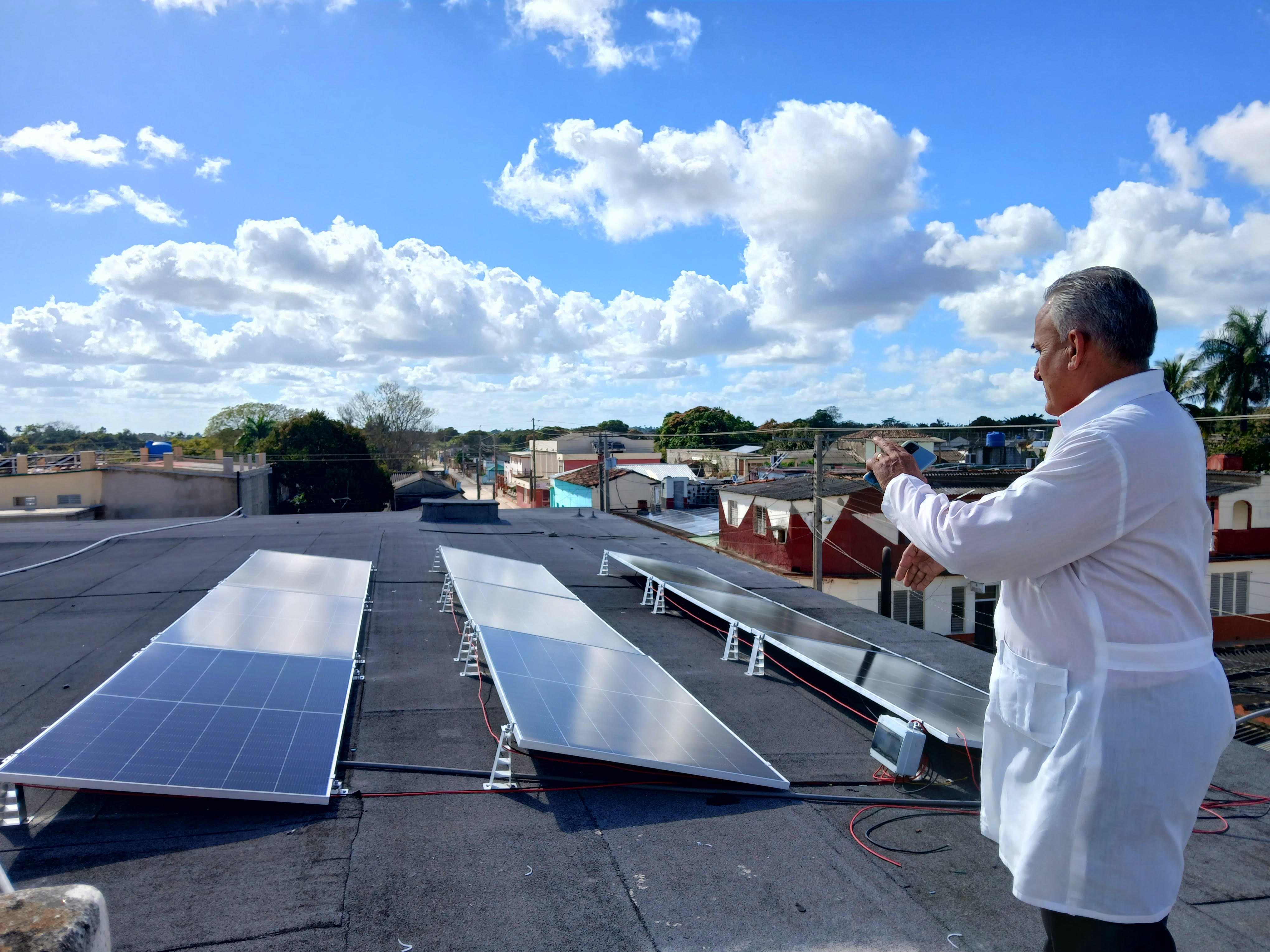 Instalan paneles fotovoltaicos en policlínico de Quemado de Güines