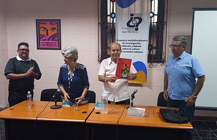 Felicita Díaz-Canel al maestro villaclareño de la radio José Gabriel Ramírez Cal