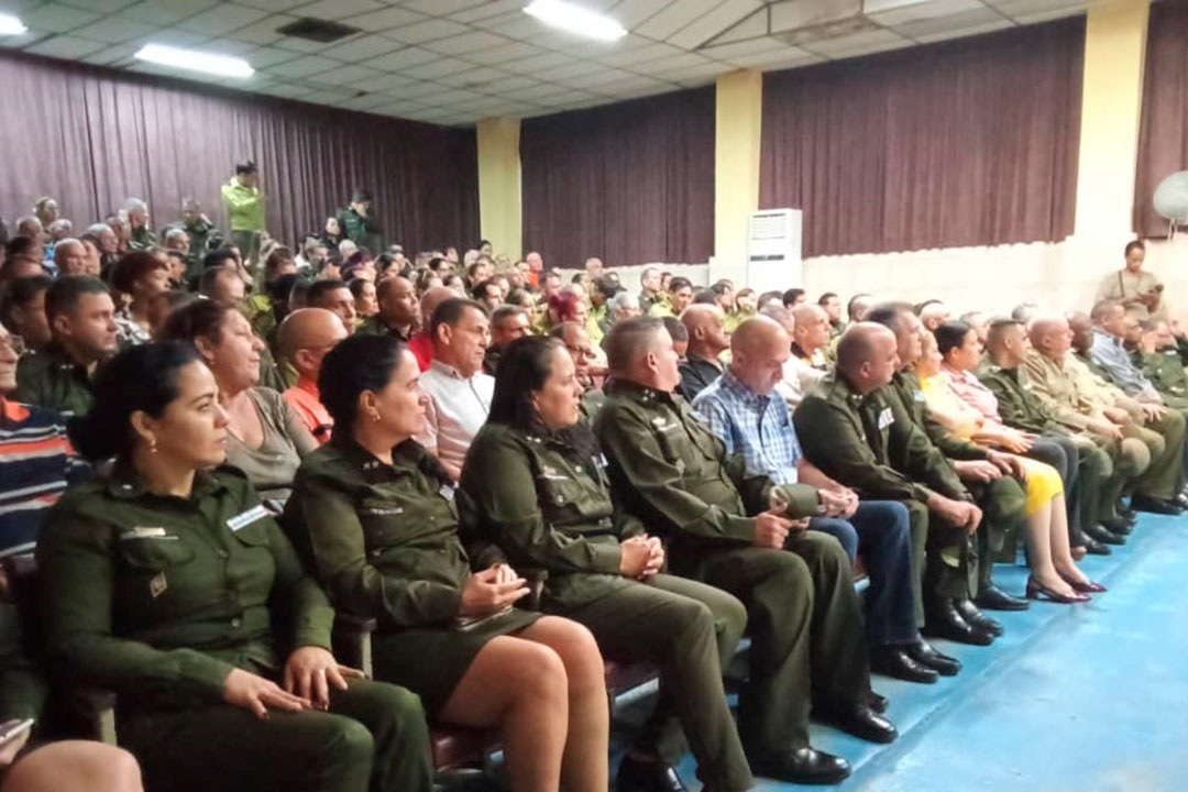 En la ceremonia, mujeres y hombres con años de servicio y un destacado desempeño en el cumplimiento del deber, recibieron la Distinción Servicio Distinguido del Minint. Foto: Mariley García Quintana 
