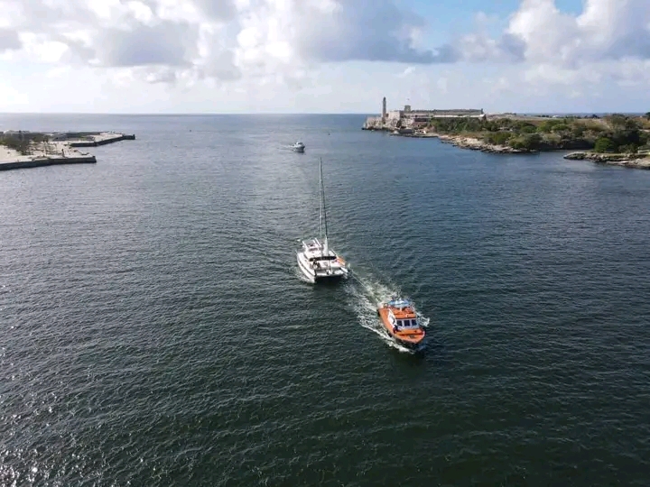 Arriban los dos veleros del convoy Nuestra América a la bahía de La Habana