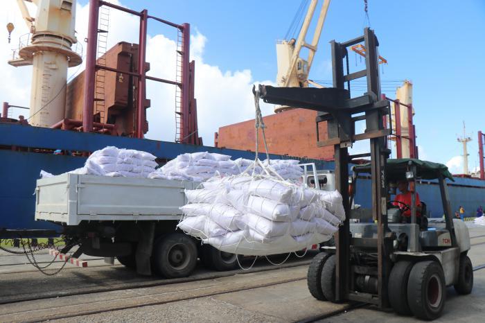 Cuba recibe 15 600 toneladas de arroz donadas por China
