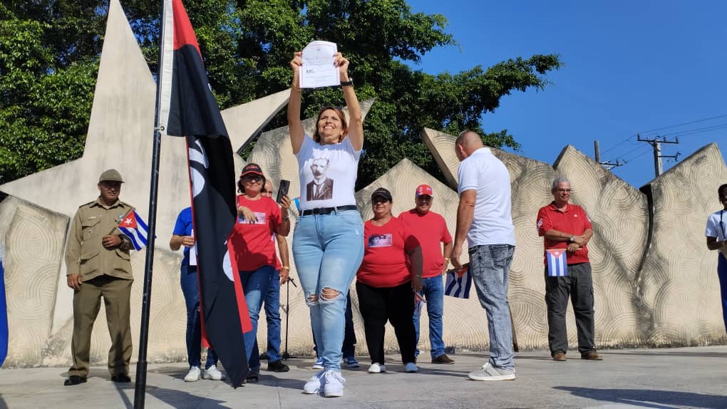 Trabajadores de Encrucijada protagonizan desfile por el Primero de Mayo