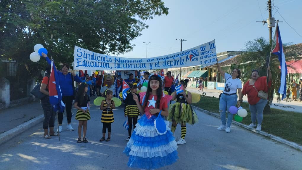 Trabajadores de Encrucijada protagonizan desfile por el Primero de Mayo
